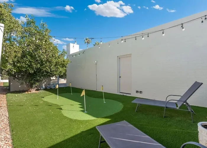 Holiday home Heated Pool Mini Putt Large Backyard Oasis
