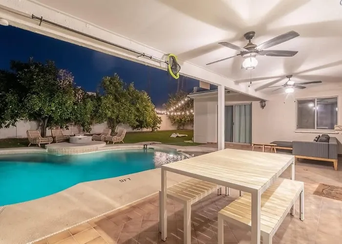 Holiday home Heated Pool Mini Putt Large Backyard Oasis *