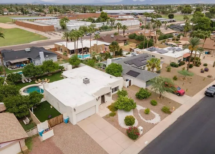 Holiday home Heated Pool Mini Putt Large Backyard Oasis *